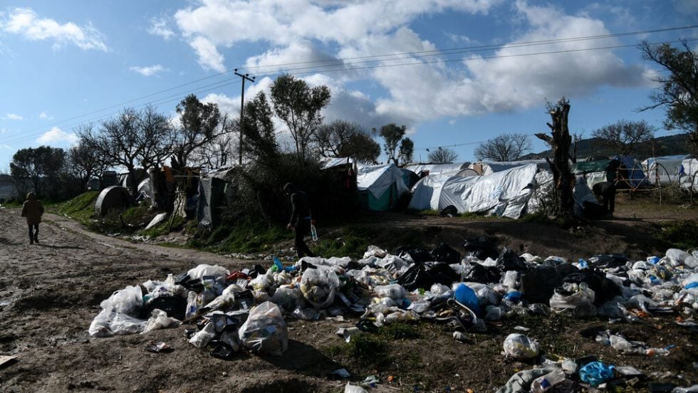 Η φωτογραφία από το ΚΥΤ στη ΒΙΑΛ της Χίου μιλάει από μόνη της για τις απαράδεκτες συνθήκες διαβίωσης των προσφύγων